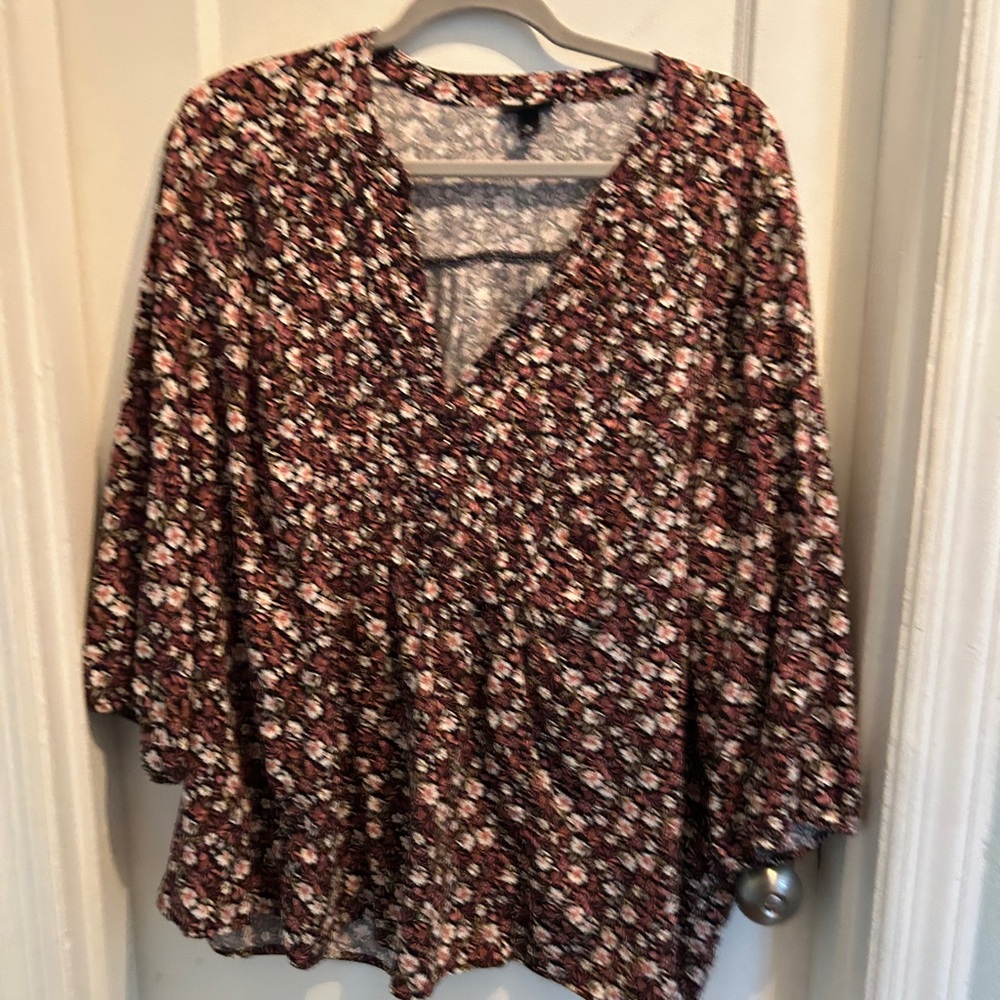 Floral V-Neck Women's Top size 2 - 16-18 3/4 Elastic Sleeves